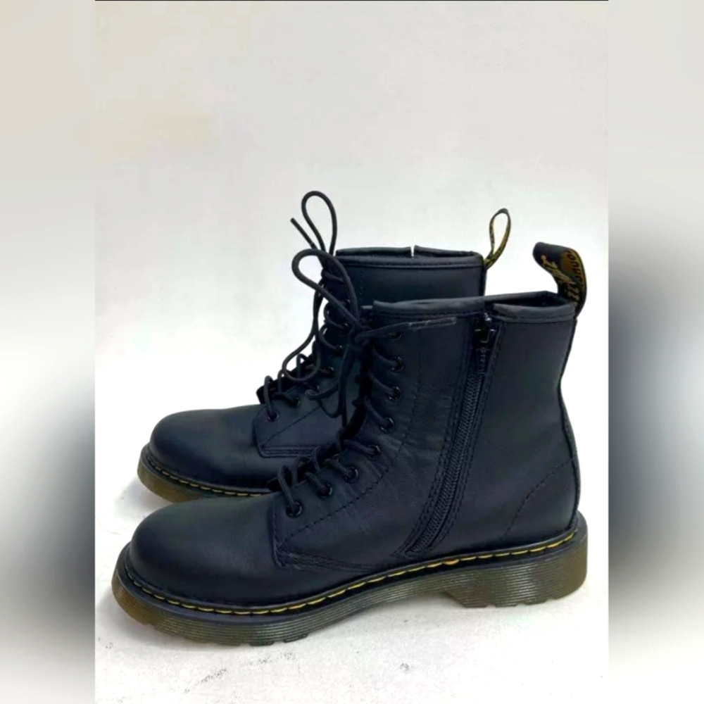 Dr. Marten Leather Black Ankle Combat Boots Men 4 or Women 5 unisex